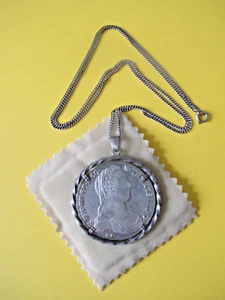 Maria Theresia Taler Silber Anhänger Münze gerahmt mit Kette ca. 70 cm - Bild 1 von 9