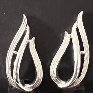 Vintage signiert Sarah Coventry Pat. Anhängende Silber glänzende & gemusterte Ohrclips - Bild 1 von 13