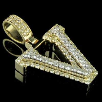 Ciondolo Charm Lettera 'V' In Diamante Simulato 2 Ct Placcato Oro Giallo 14K - Immagine 1 di 4