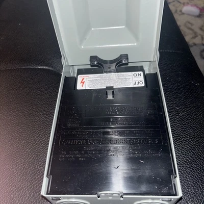 Caja de desconexión de CA fusionada de 60 amperios SURAIELEC con interruptor extraíble, Foto 1 de 4