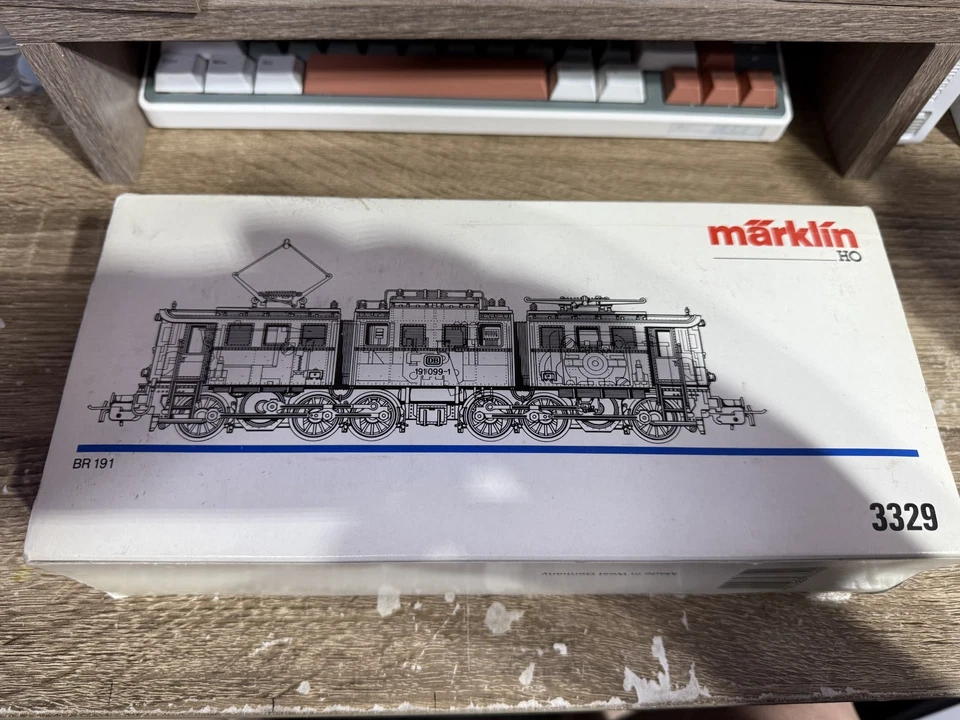 Marklin HO 3329 Electric Locomotive BR191 - New in Box with All Packaging - Image 1 of 3