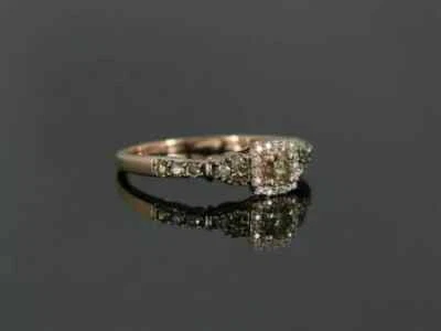 Anillo de compromiso con halo de peridoto creado en laboratorio de corte redondo de 1,20 quilates enchapado en oro amarillo de 14 k Foto 1 de 2