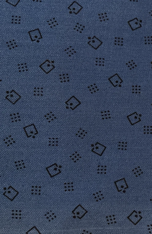 Pequeño patrón geométrico negro en denim azul de colección tela de algodón con edredón de fábrica 1 año x 44" Foto 1 de 3