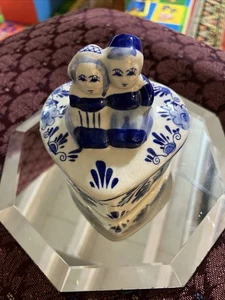 Vintage Delfter Schmuckschatulle Herzform Porzellan Holländisches Paar Deckel Blau Weiß - Bild 1 von 2