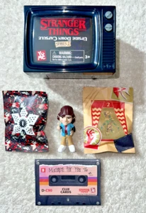 STRANGER THINGS UPSIDE DOWN KAPSEL SERIE 2 DUSTIN INKLUSIVE ÜBERRASCHUNGEN **NEU** - Bild 1 von 9