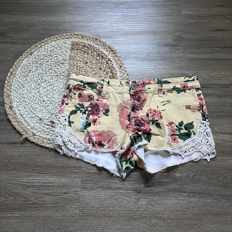 Pantalones Cortos RUE21 Estampado Floral Corte Encaje Foto 1 de 4