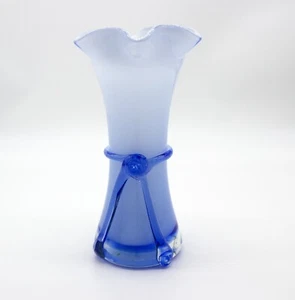 Jarrón de 7,5" Azul Opaco Vidrio Artístico Acampanado Visiopeado Superior Diseño de Cinta Adjunta - Imagen 1 de 6