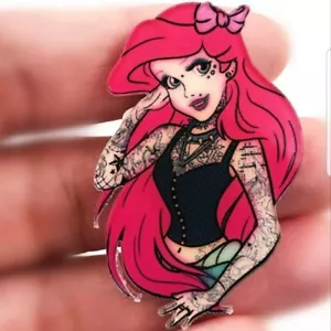 Spilla acrilica principessa tatuata Ariel distintivo punk gotico nuova - Foto 1 di 4