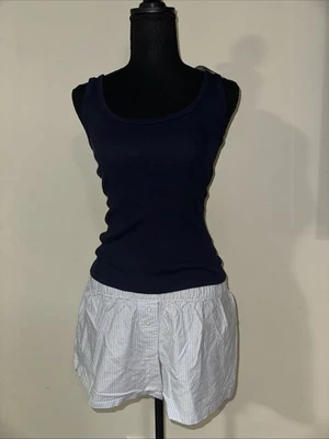 Nuevo con etiquetas Traje Brandy Melville - Camiseta sin mangas St George azul marino (SM) y pantalones cortos a rayas (talla única) Foto 1 de 4