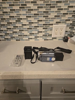 JVC Everio GZ-MG27U 20GB Hard Disk Drive Widescreen Camcorder w Remote,  Charger - Image 1 of 4