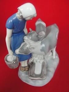 2270 FIGURINE FARMER WITH CALVES COWS - Picture 1 of 6