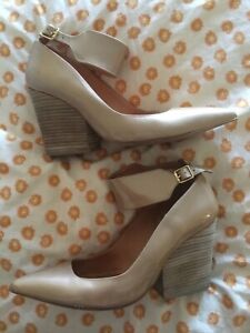 Andrea Gomez SPAIN Taupe Patent Leather Stacked Wedge Heels Ankle Strap SZ.7.5