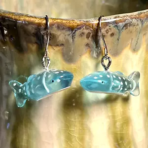 Pendientes colgantes con dijes de ballenas azules acrílico gancho francés tono plata. Peces. S733 - Imagen 1 de 4