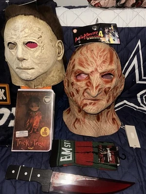 Michael Myers Máscara Lágrimas de Sangre Halloween II Mono, Delantal, Alfileres, Calcetín Lote De 11 Foto 1 de 4