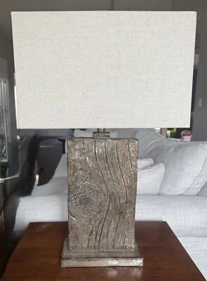 Lámpara de mesa Erindale madera rústica grano gris marrón plata lujo lodge tronco de RenWil Foto 1 de 4