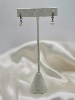 Pendientes Huggie de oro blanco de 14k y diamantes con gota de perlas extraíble Foto 1 de 4