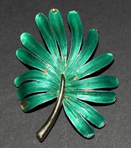 Broche prendedor vintage Kramer hoja esmaltada verde con hojas curvas hacia abajo - Imagen 1 de 5
