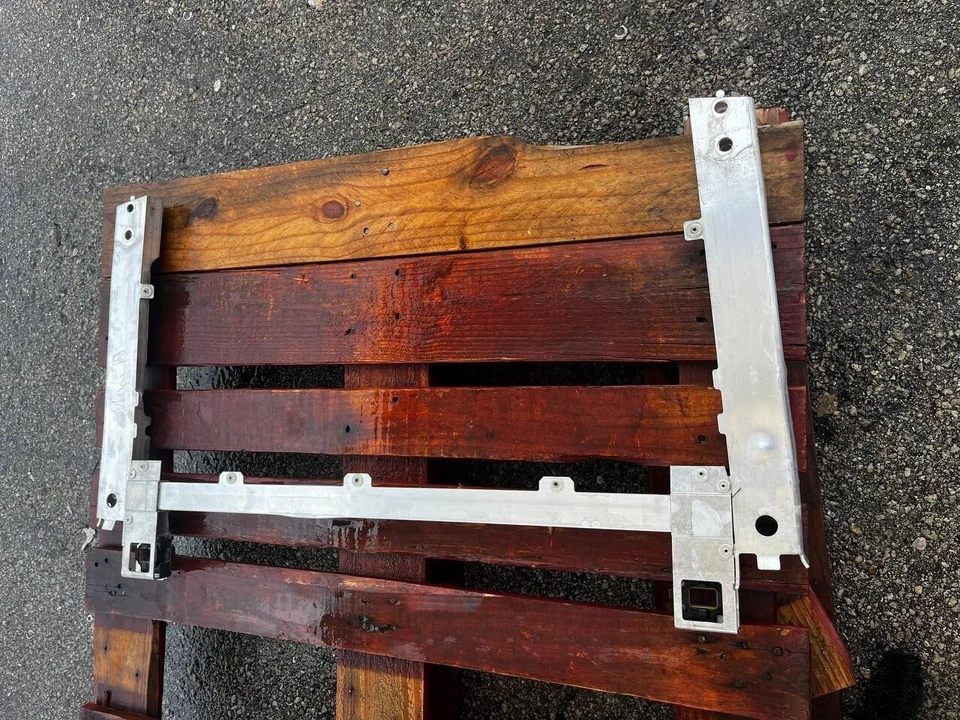 MARCO SOPORTE RADIADOR PARACHOQUES DELANTERO MINI COOPER CLUBMAN 19-22 7368481 / 7368482 Foto 1 de 4