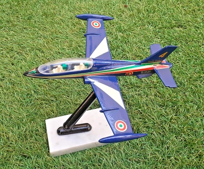 Aermacchi MB 339 P.A.N. Frecce Tricolori in scala 1/48 in metallo d'epoca 21X22 - Immagine 1 di 4
