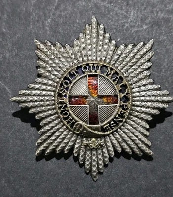 Regimiento de Guardias Coldstream - Oficial - Insignia de tapa con trastes plateada y esmaltada. Foto 1 de 4