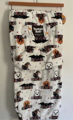Плюшевая летучая мышь с капюшоном Throw ̼ Tootsie Roll, ̼Candy 50 X 60 Cat Ghost Pumpkin - Изображение 1 из 4
