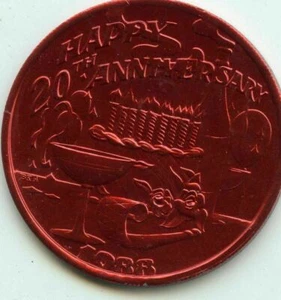 Mardi Gras Doubloon Krewe of Hércules 1988 rojo aluminio - Imagen 1 de 2