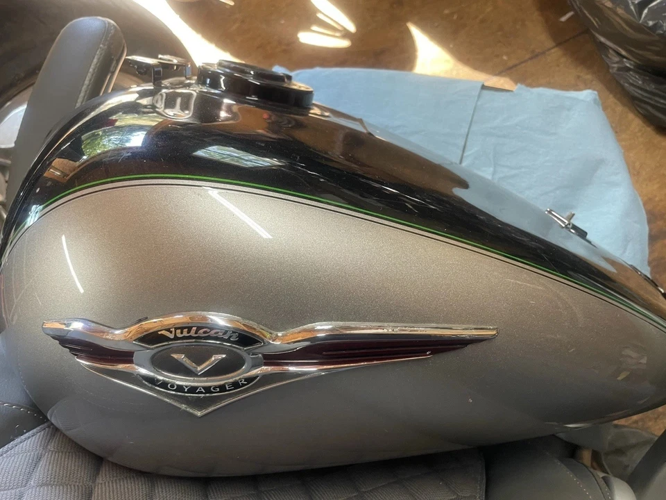 09-13 Kawasaki VN1700 Vulcan Voyager tanque de combustible gasolina Foto 1 de 4