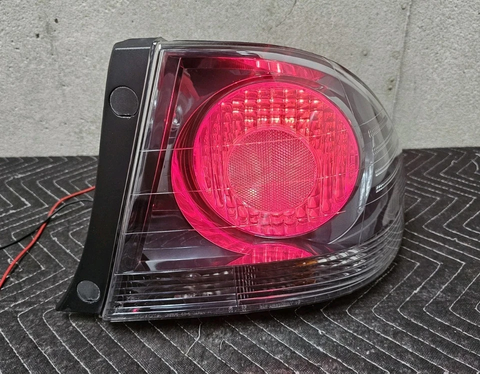 2003-04 雷克萨斯 IS300 运动设计正版右侧(乘客侧)尾灯 — 第 1/4 张图片