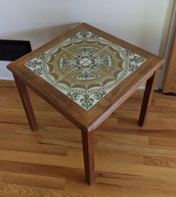 Mesa auxiliar vintage Mid Century Mod hecha en Dinamarca madera de teca y azulejos de 20". Foto 1 de 4
