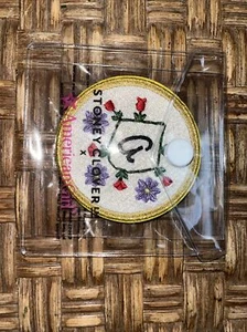 Neu in Verpackung American Girl Stoney Clover Lane Symbol Aufnäher Addy Walker Handarbeit ausverkauft  - Bild 1 von 1