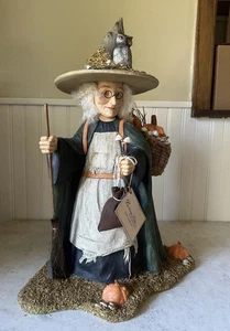 18" große Bethany Lowe Woodsy Wrenna Hexe Figur Halloween Deko Eule Besenstiel - Bild 1 von 23
