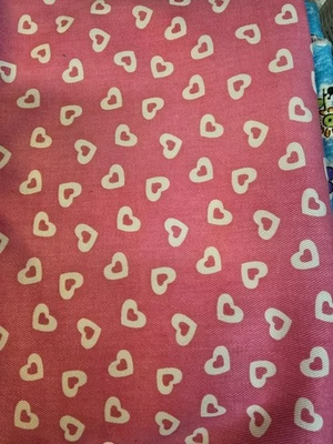 Sarga ligera Pink Heart de Jo-Ann 1+1/3 yarda Foto 1 de 4