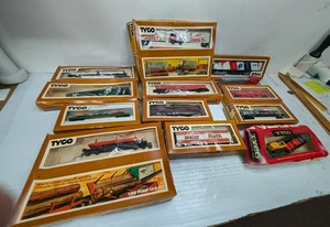 Gran colección de locomotoras Tyco HO 2 usadas de colección y vagones de tren surtidos en caja - Imagen 1 de 19