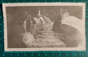 FOTO VIER FRAUEN UND MÄDCHEN TREPPE UND FELSEN 1930 - 40 C. ( F 37 ) - Bild 1 von 2
