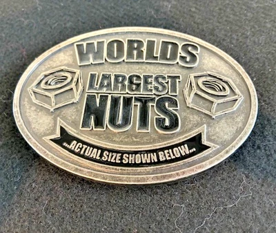 Tuercas más grandes del mundo tamaño agudo que se muestra debajo novedad divertida hebilla de cinturón Foto 1 de 4