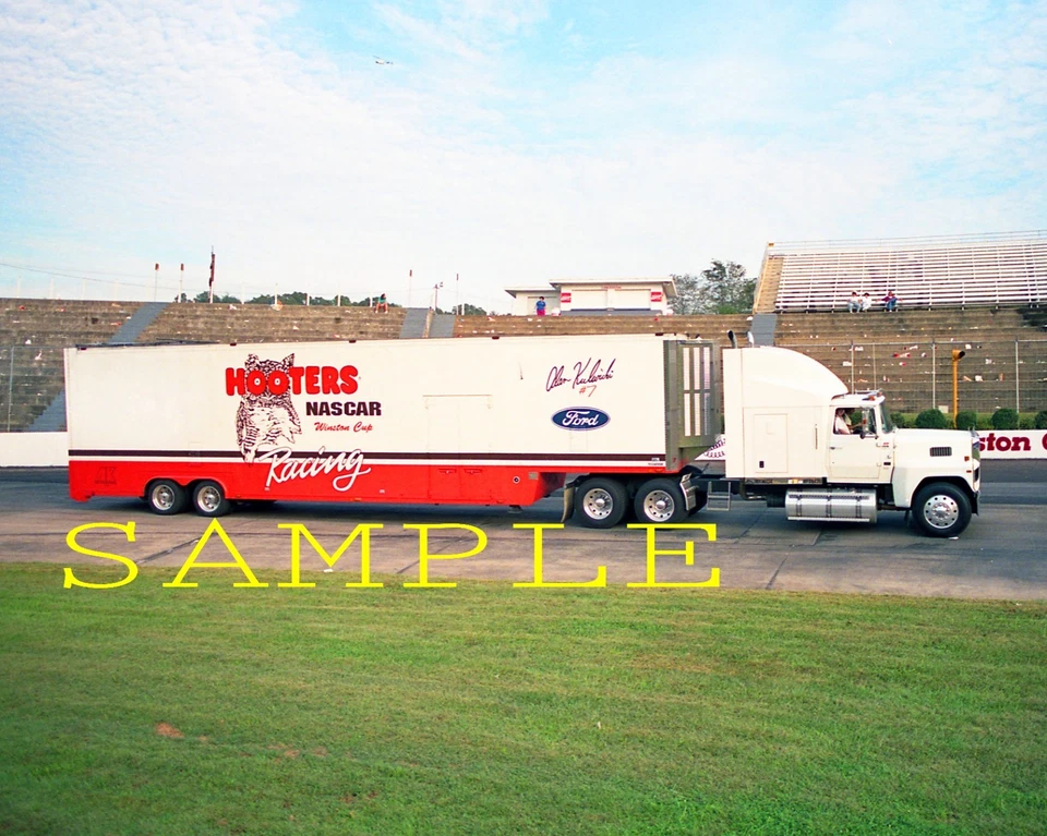 Póster brillante Alan Kulwicki #7 Hooters Ford Team Hauler 11x17 #W2 Foto 1 de 1