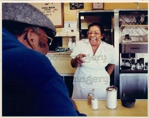 1991 Press Photo African American Gert Randson Laughing w Customer in Her Diner - Picture 1 of 2