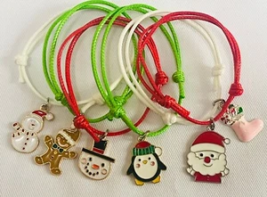 6 WEIHNACHTEN FREUNDSCHAFTSARMBÄNDER ADVENTSKALENDER, CRACKER, WEIHNACHTSMANNGROTTE GESCHENK - Bild 1 von 1