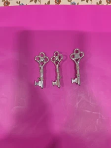 Vintage Silvertone Key Pins Camicia Bavero Borsa Giacca MCM Lotto di 3 - Foto 1 di 3