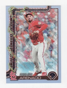 2025 TOPPS HOLIDAY MEGA LIGHT BLUE & WHITE GLITTER NOLAN ARENADO CARDINALS #H132 - Foto 1 di 1