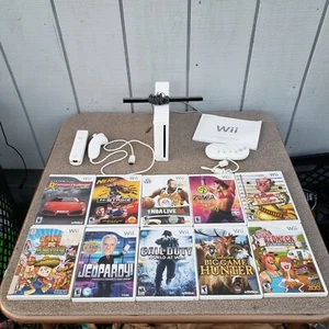 Wii Console Bundle White RVL-001 Cords, Controllers, nunchucks, games, Tested! - Picture 1 of 17