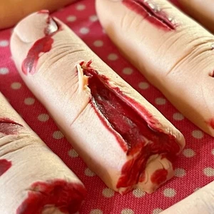 DEDOS COMESTIBLE CORTADOS HALLOWEEN ESPANTOSO GORY pasta de azúcar helado tapa para cupcake - Imagen 1 de 5