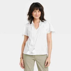 Large - New - Womens Short Sleeve V-Neck Woven Eyelet Top - Knox Rose - White - Picture 1 of 6