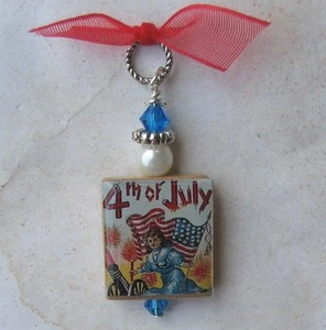 4th of July Pendant Charm Charm VTG Altered Art Red White Blue American Flag  - Bild 1 von 1