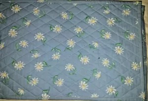 4 tappetini trapuntati stampa margherita blu cipria 12" x 18" + 4 sottobicchieri 4" mq Nuovi - Foto 1 di 5