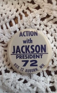 1972 Action with H. M. Scoop Jackson President '72 - Campaign Pin Pinback Button - Bild 1 von 3