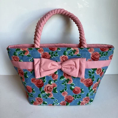 Aiya Bolso de Mano Acolchado Asas Trenzadas Algodón Floral Lazo Rosa Cartera Azul Rosa Foto 1 de 4