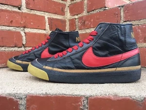 Nike Blazer Zoo York Mid 2003 Zapatilla 306800 061 Negro Rojo Dorado Hombres Talla 7 - Imagen 1 de 10