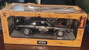M2 Machines Bootlegger 1970 Dodge Challenger R/T HEMI S14 1:24 - Picture 1 of 4