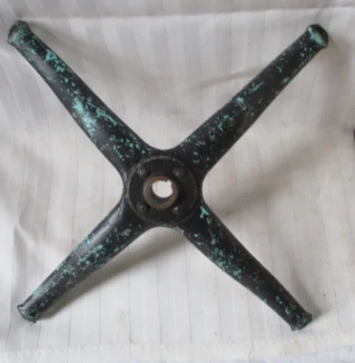 Base de ferro vintage pintada estilo X com furo central - Imagem 1 de 4